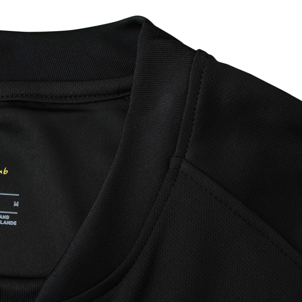 Close-up view of the collar and fabric details of the Barcelona Retro Away 2011/12 fan version jersey in black.