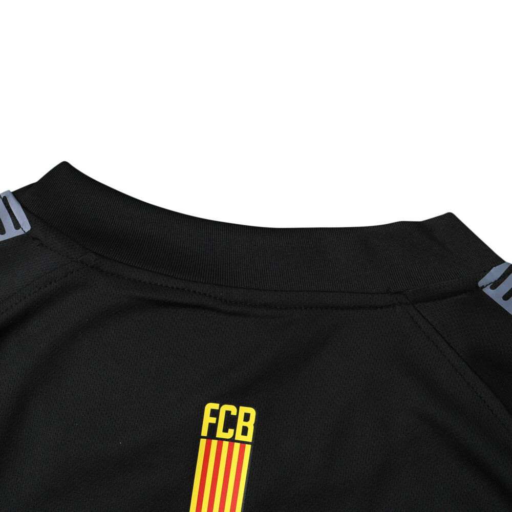 Close-up of the back collar area of the Barcelona Retro Away 2011/12 Fan Version jersey, featuring the FCB logo with red and yellow stripes.
