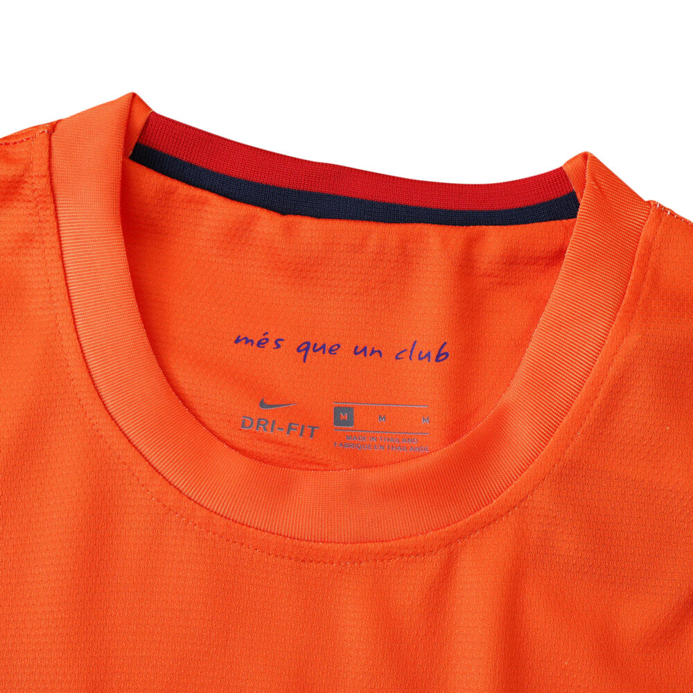 Close-up of the collar of the Barcelona Retro Away 2012/13 fan version shirt, featuring "més que un club" text inside.