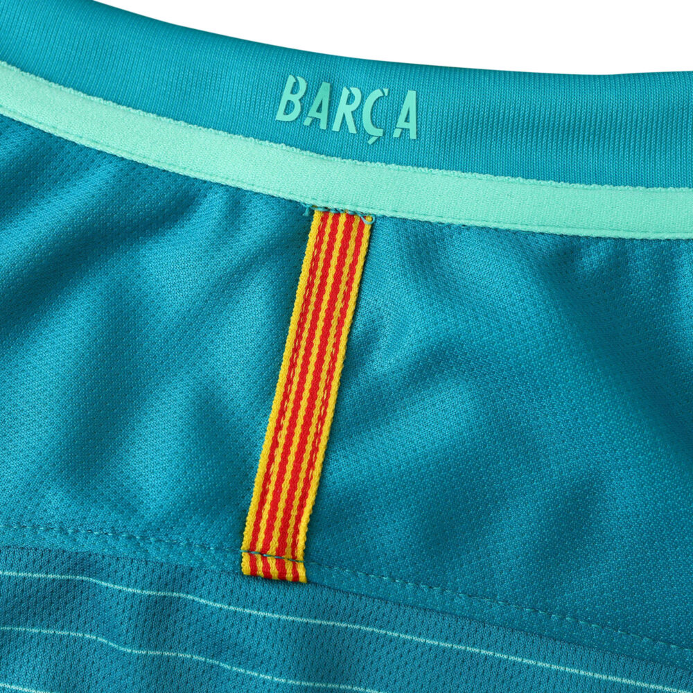 Close-up of the neckline on Barcelona Retro Third 2016/17 Fan Version jersey, featuring "Barça" and a red-and-yellow stripe.