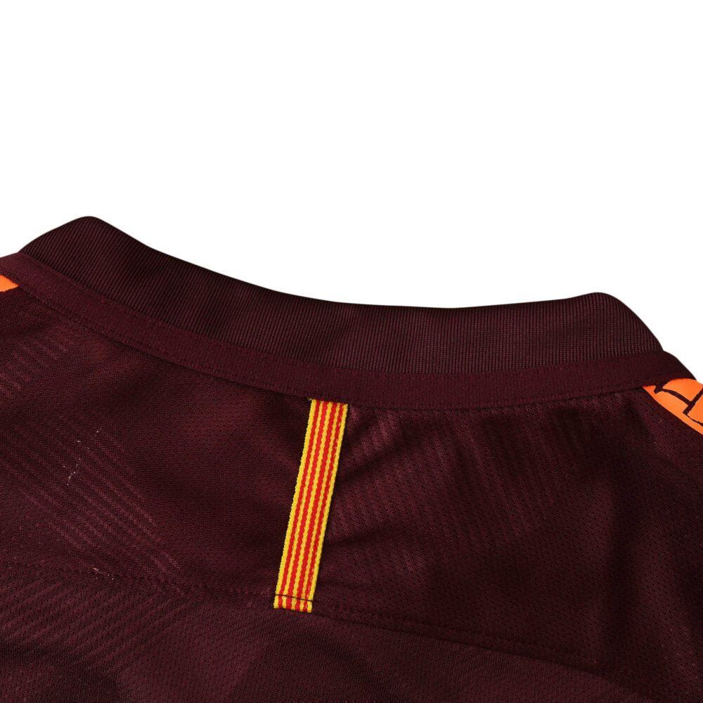 Close-up of the collar on Barcelona Retro Third | 2017/18 Fan Version, showcasing maroon fabric and orange details.