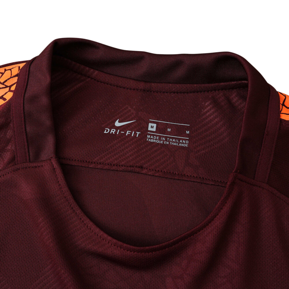 Close-up view of the collar and size label of the Barcelona Retro Third 2017/18 Fan Version football jersey.