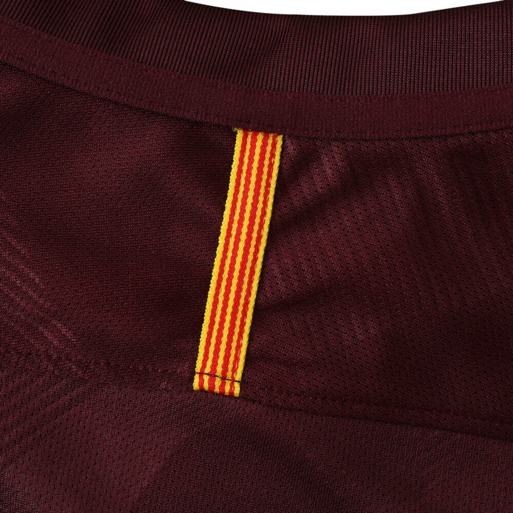 Close-up of the collar detail on the Barcelona Retro Third 2017/18 Fan Version jersey, showing a red and yellow stripe.