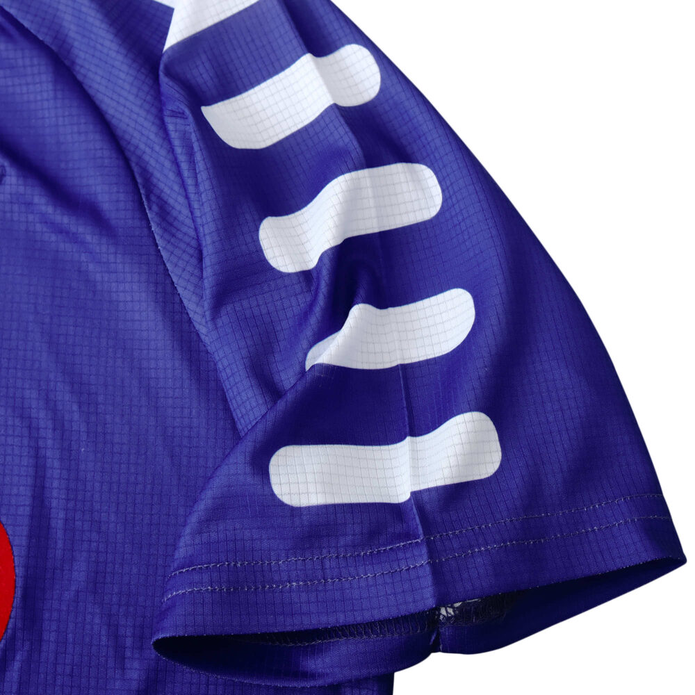Close-up of the Fiorentina Retro Home 1998/99 Fan Version jersey sleeve, showing white stripes on a purple background.