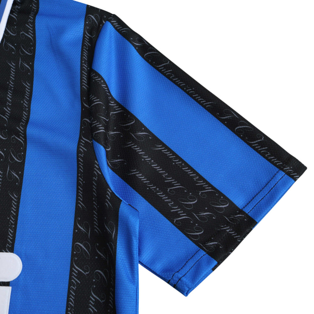 Close-up of the Inter Milan Retro Home 1997/98 jersey sleeve with black stripes and detailed inscriptions.