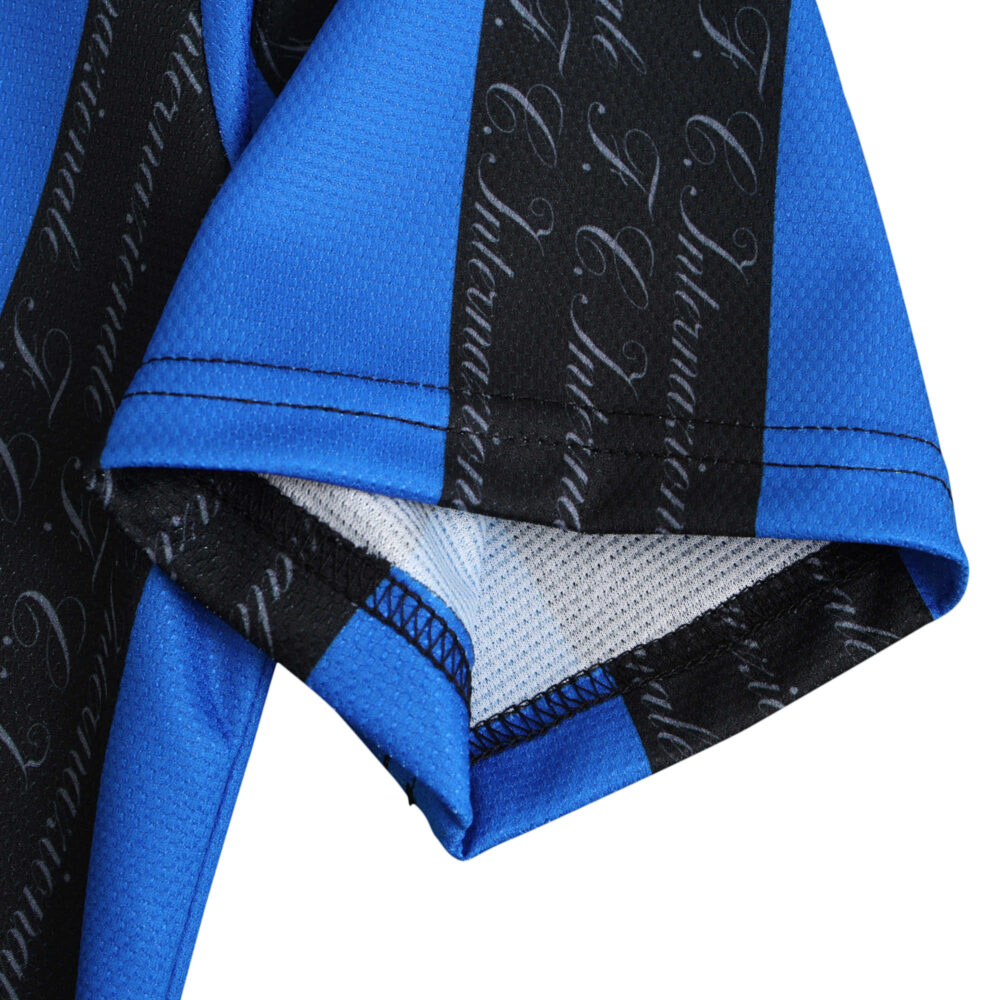 Close-up of the Inter Milan Retro Home 1997/98 Fan Version jersey sleeve, showcasing blue fabric with black stripes and lettering.