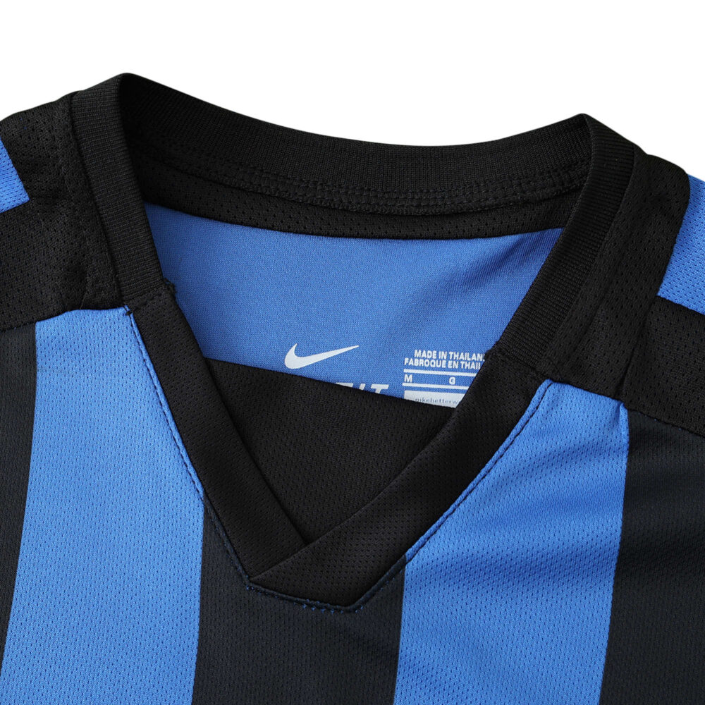 Close-up of the collar and chest area of Inter Milan Retro Home 2002/03 Fan Version jersey, showing black and blue stripes.