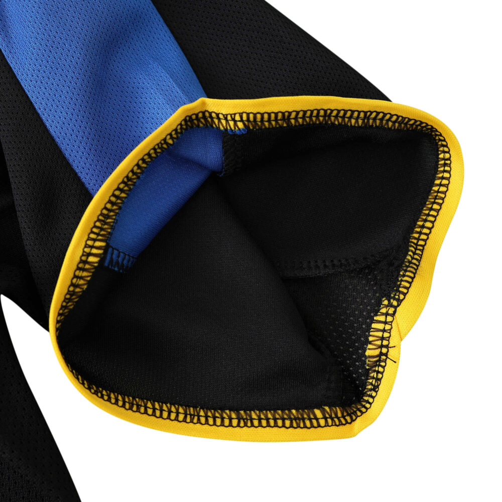 Close-up of the sleeve cuff and stitching detail on the Inter Milan Retro Home 2002/03 Fan Version jersey, featuring yellow trim.
