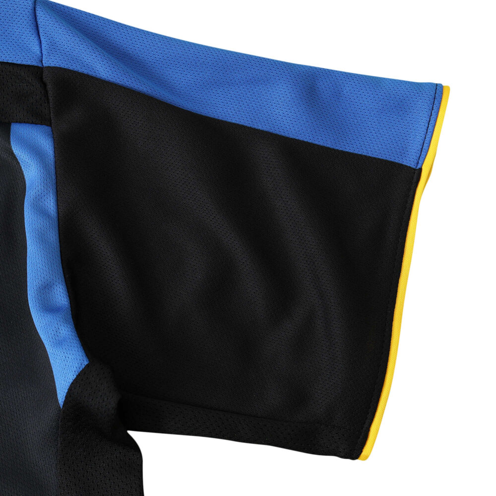 Close-up of the sleeve of Inter Milan Retro Home 2002/03 Fan Version jersey showing black, blue, and yellow colors.