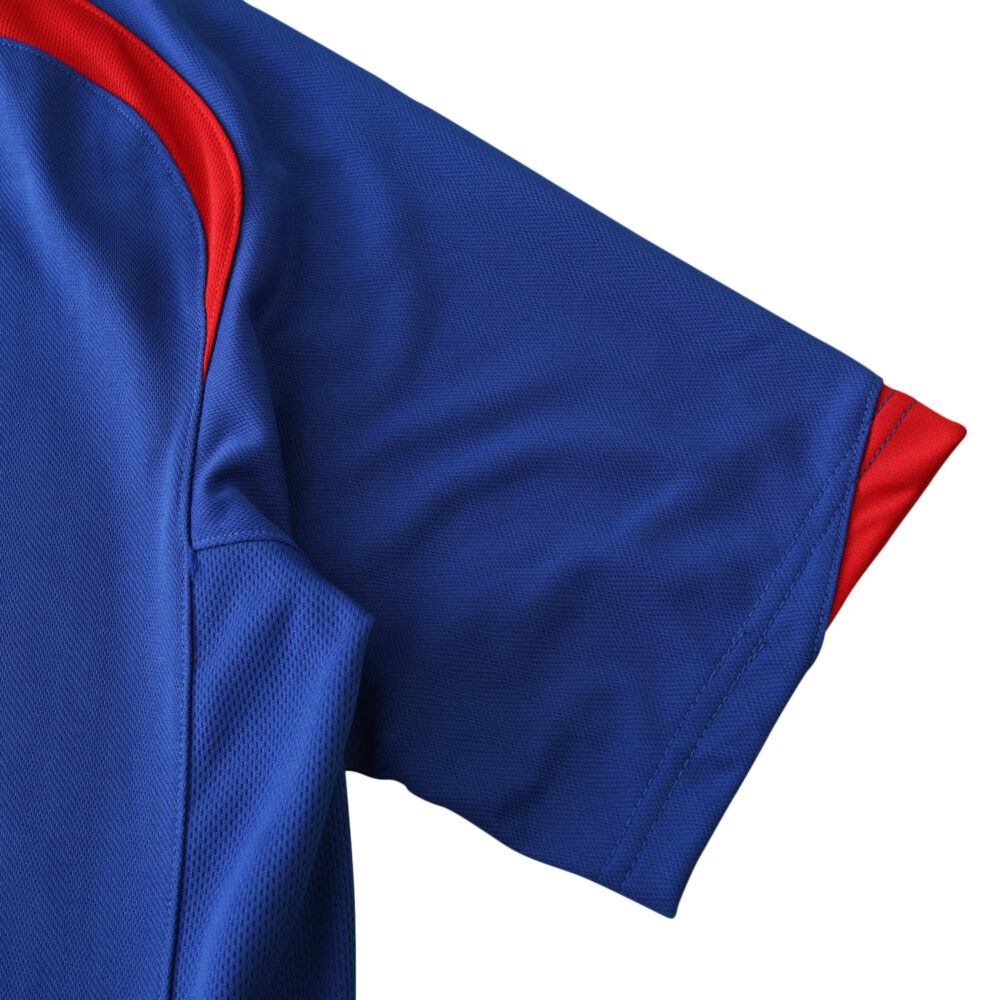 Close-up of the sleeve detail on Manchester United Retro Away | 2005/06 Fan Version, featuring blue fabric with red accents.