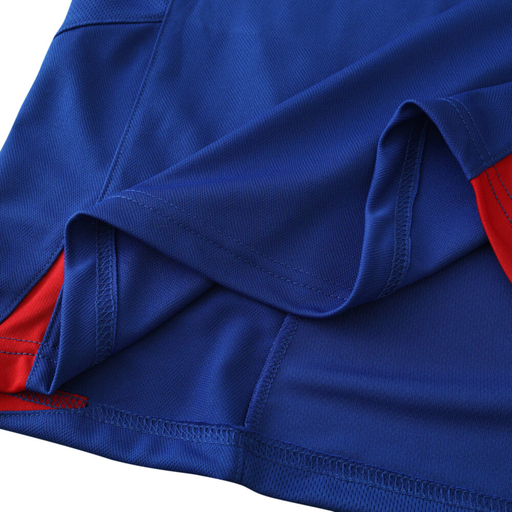Close-up view of the Manchester United Retro Away 2005/06 fan version, showing blue fabric details and red accents.