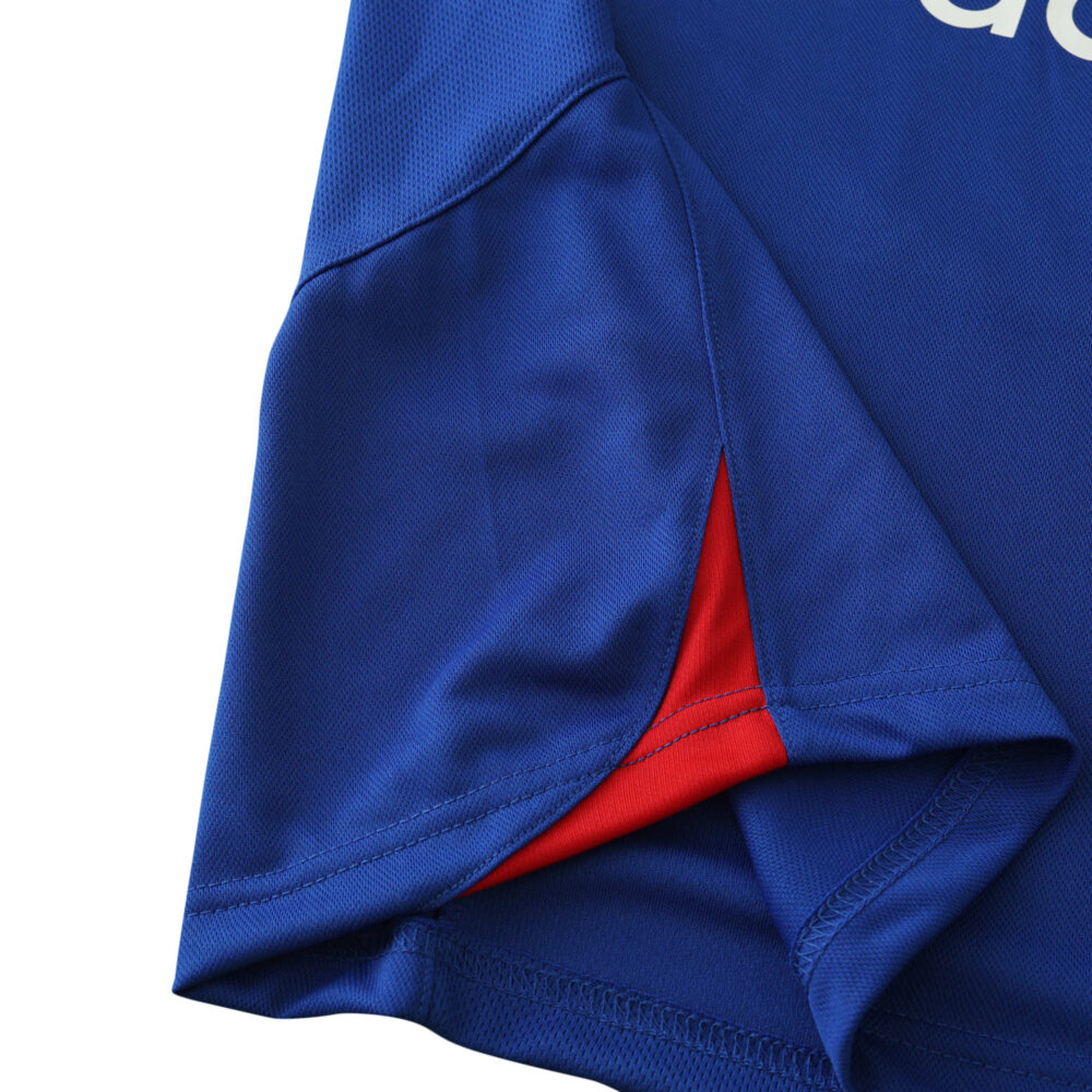 Close-up of the Manchester United Retro Away 2005/06 Fan Version jersey sleeve, showing its blue fabric and red interior.