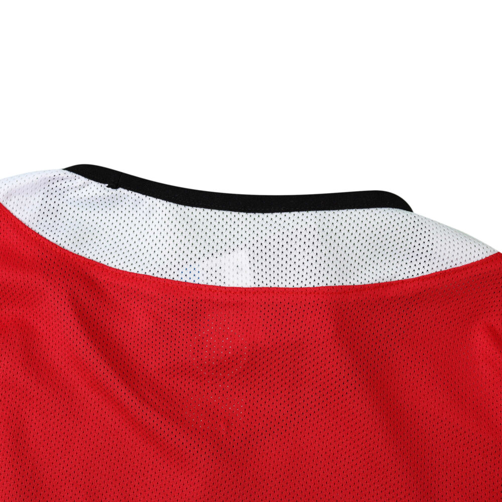 Back view of the collar of the Manchester United Retro Home 2004/05 Fan Version jersey, showcasing its red and white design.