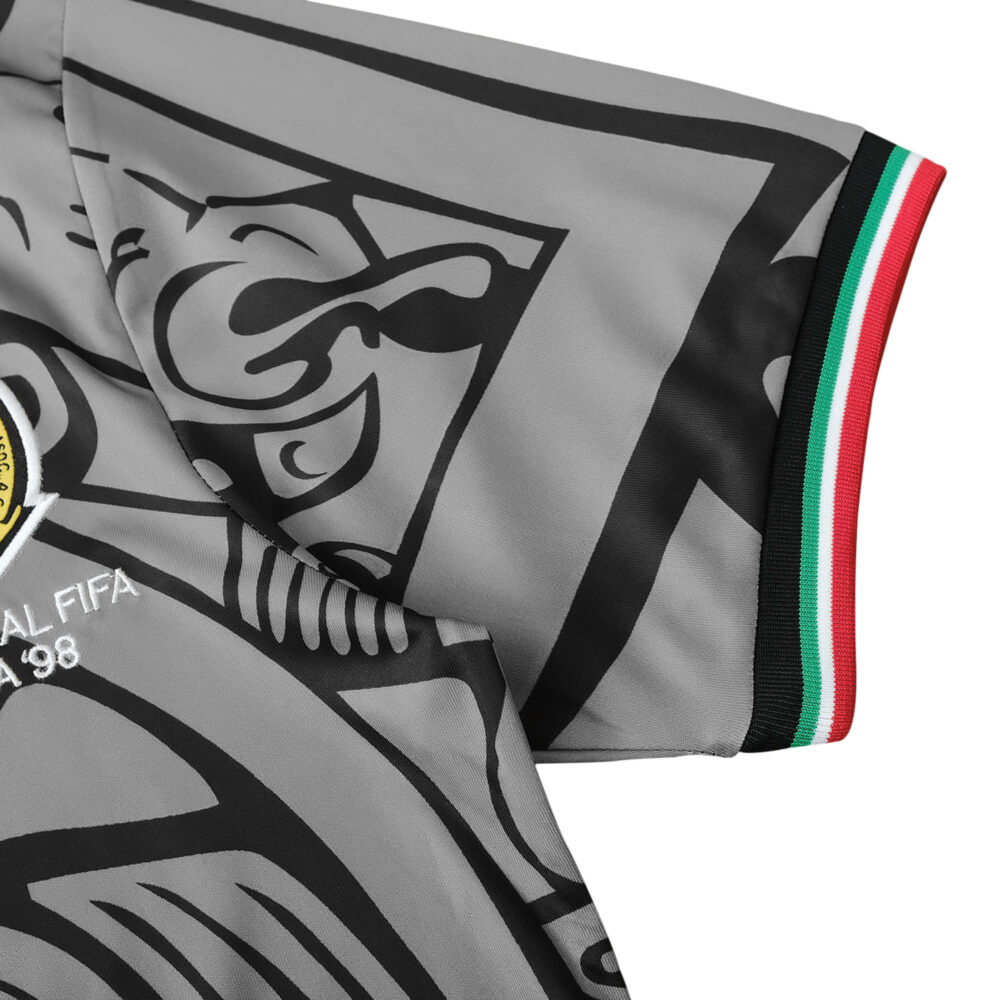 Close-up of the Mexico Retro Away 1998 Fan Version soccer jersey sleeve, featuring a tricolor cuff and intricate black graphic design.