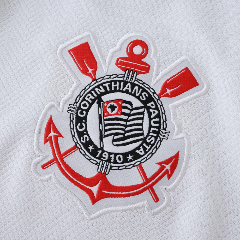 Corinthians crest embroidered on the white 2025/26 Home Fan Version jersey.