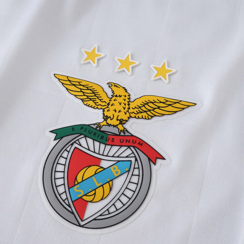 Close-up of the SL Benfica crest with three stars on the 2025/26 Third Fan Version jersey.