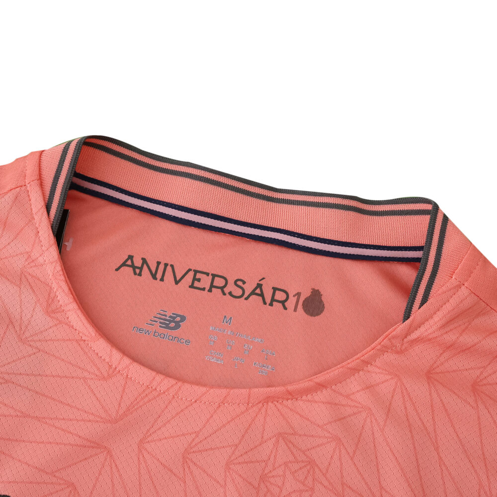 Close-up of FC Porto 2025/26 away fan jersey collar with "ANIVERSÁRIO" text inside.