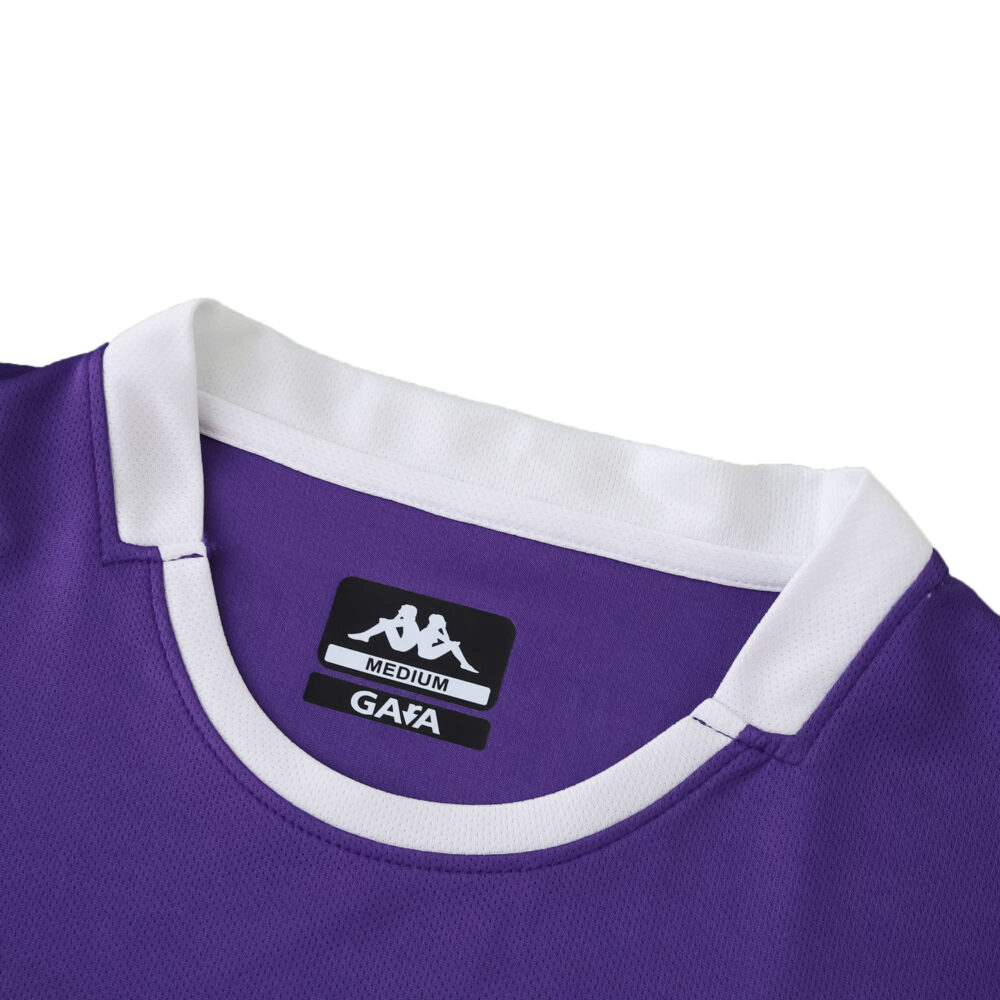 Close-up of Fiorentina Home 2025/26 Fan Version jersey collar in purple with white trim and size tag.
