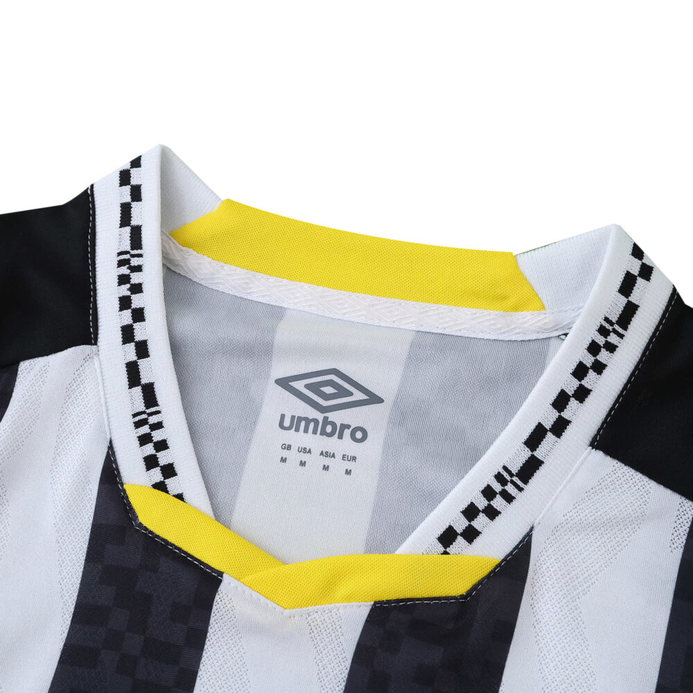 Close-up of the Santos FC Away 2025/26 Fan Version jersey collar with yellow accents and Umbro logo.