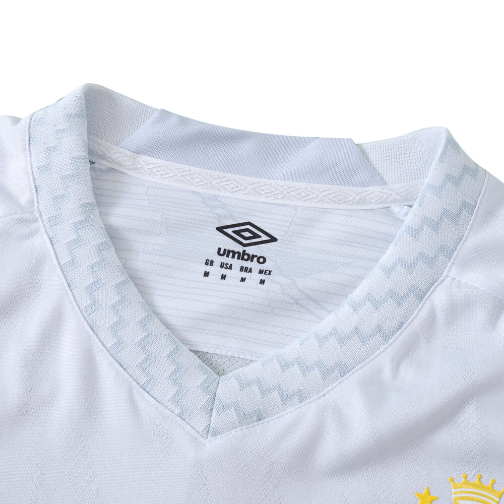 Close-up of Santos FC 2025/26 Home Player Version jersey collar with Umbro logo and sizing label.