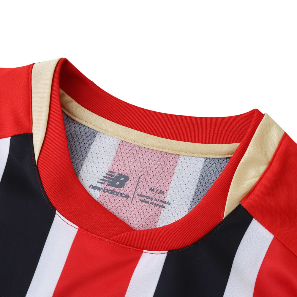 Close-up of São Paulo Away 2025/26 Fan Version jersey collar with red, black, and white stripes.