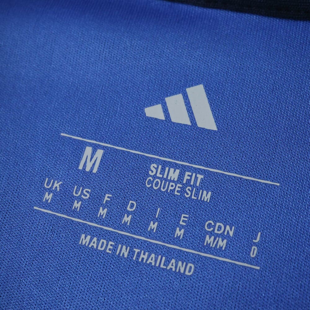Close-up of the inner label on the Arsenal Away 2025/26 Fan Version jersey, showing size and fit details.