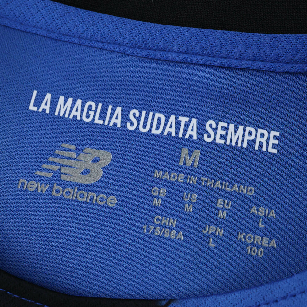 Close-up of the inner collar on an Atalanta 2025/26 home fan jersey showing size details and slogan.