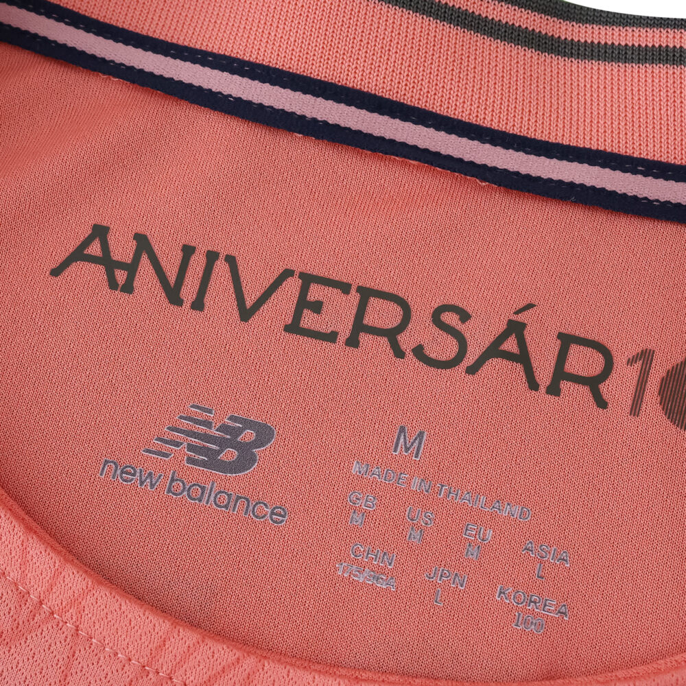Close-up of FC Porto Away 2025/26 Fan Version collar showing "ANIVERSÁR" and New Balance size label.