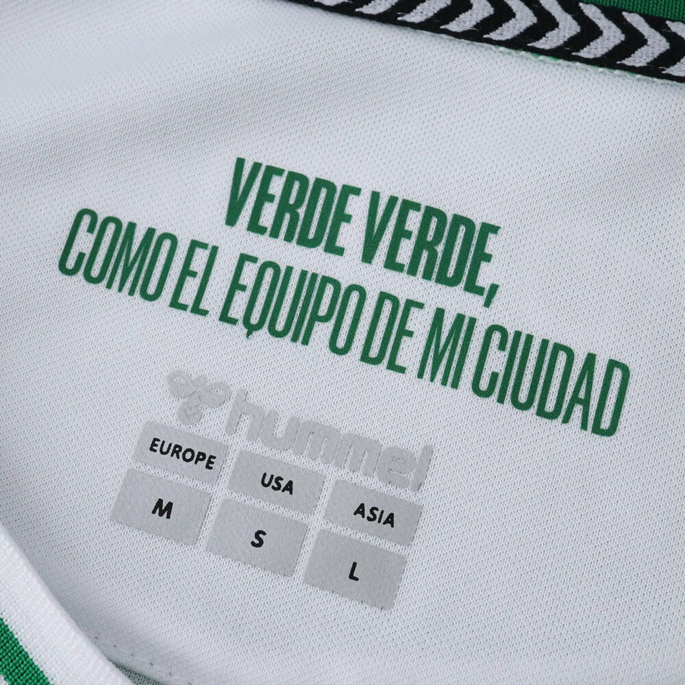 Inside collar of Real Betis 2025/26 home fan jersey with motto: "Verde Verde, como el equipo de mi ciudad."