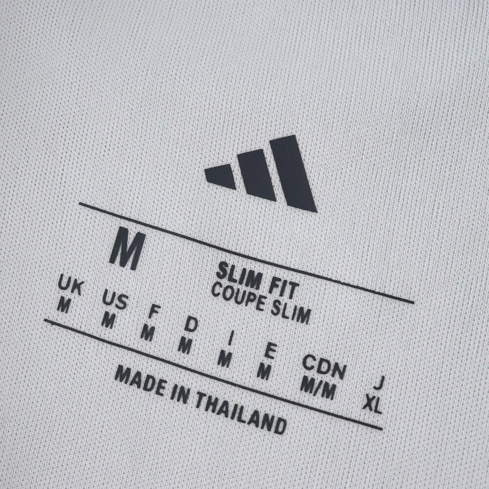 Close-up of the neck label on the 2025/26 Real Madrid Home Fan Version, showing size and fit details.