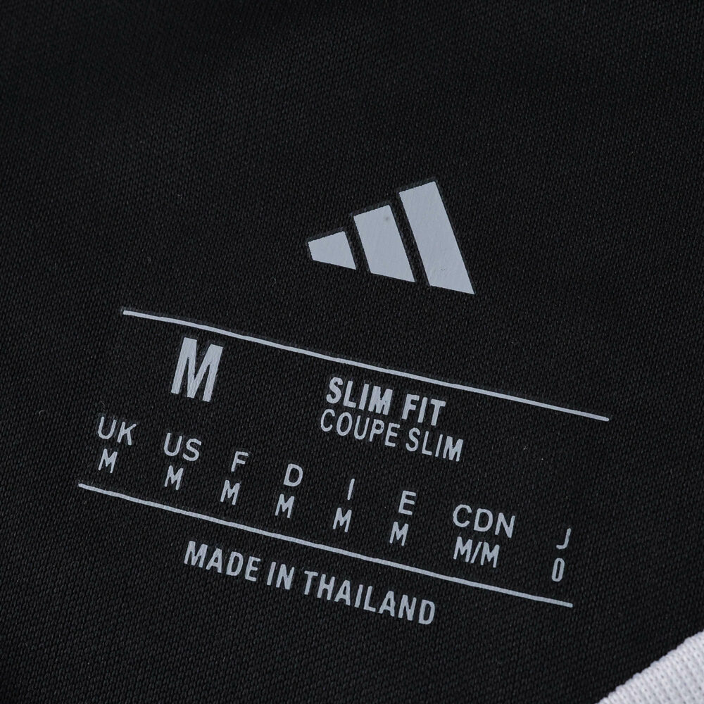 Close-up of the inner neck label on the River Plate Away 2025/26 Fan Version, showing size and fit details.