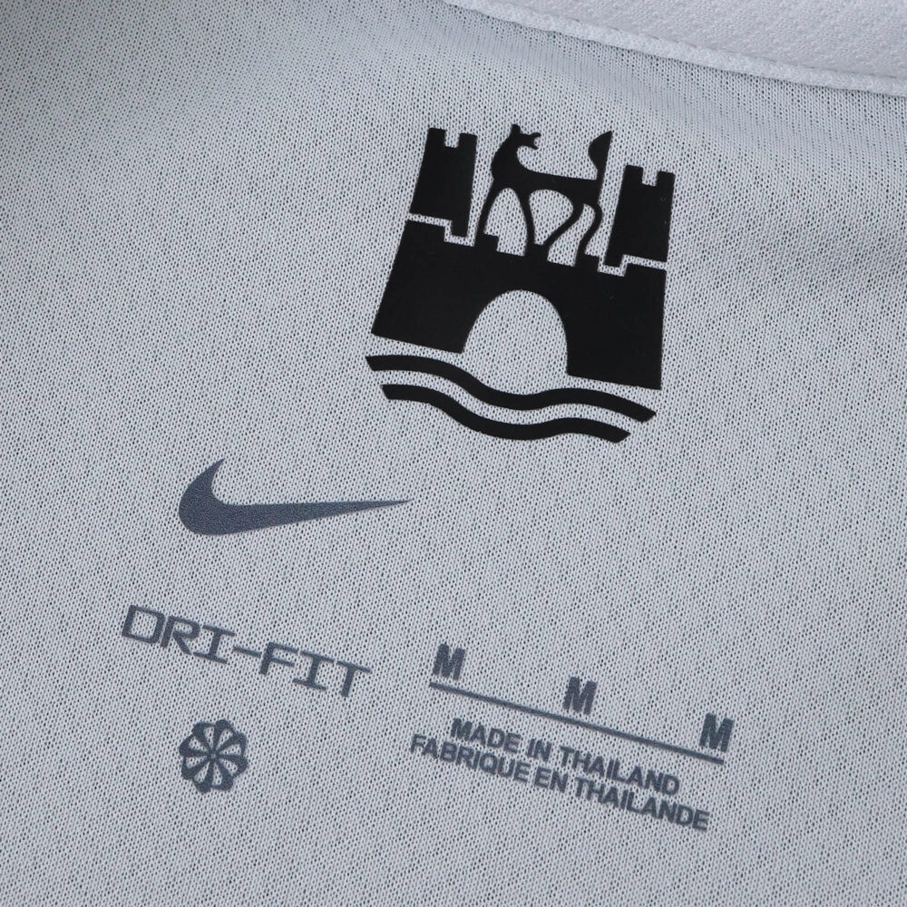Close-up of VfL Wolfsburg Away 2025/26 Fan Version inner collar with logo, Nike Dri-Fit, and size details.