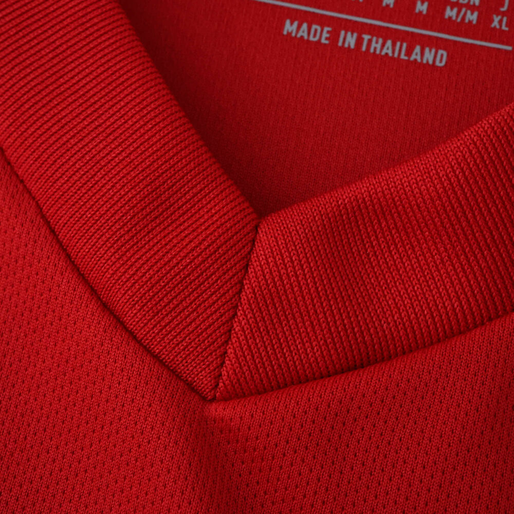Close-up of the collar detail on the Manchester United 2025/26 Home Fan Version jersey in red.