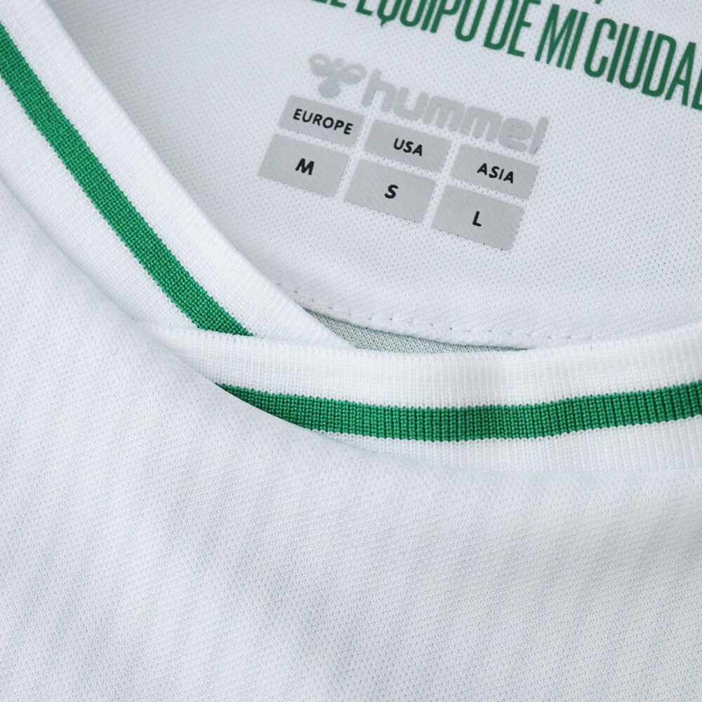 Close-up of the Real Betis 2025/26 home fan shirt collar with green trim and Hummel size label.