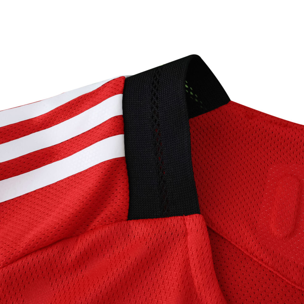Close-up of the collar and shoulder detail on the SL Benfica 2025/26 Home Player Version jersey.