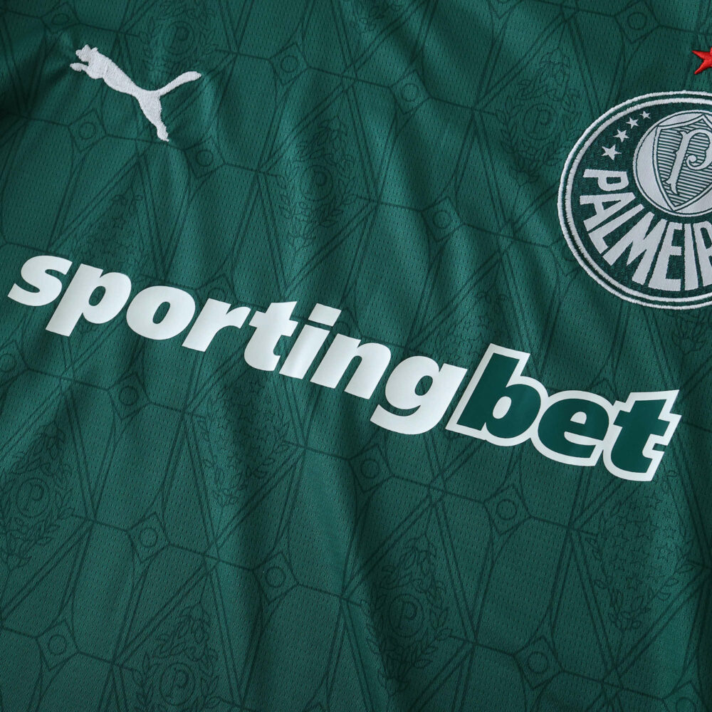 Close-up of Palmeiras 2025/26 home fan jersey showing crest, Puma logo, and "sportingbet" sponsor.