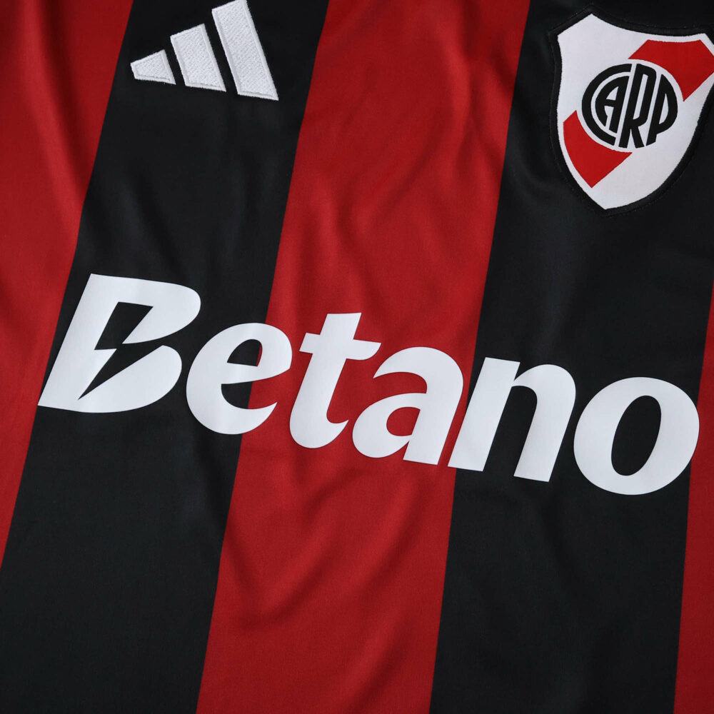 River Plate Away 2025/26 Fan Version jersey with red and black stripes, club crest, and Betano sponsor logo.