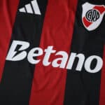 River Plate Away 2025/26 Fan Version jersey with red and black stripes, club crest, and Betano sponsor logo.