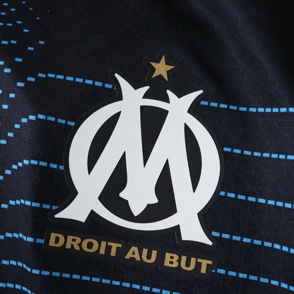 Olympique Marseille 2025/26 away player jersey featuring club crest and "Droit Au But" motto.