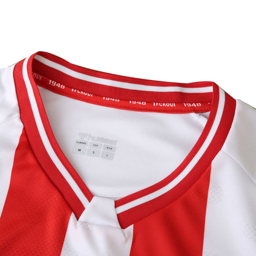 Close-up of FC Köln 2025/26 home fan jersey collar with red and white design and club details inside.