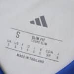 Close-up of the size and fit label inside the Hamburger SV Home 2025/26 Fan Version jersey.