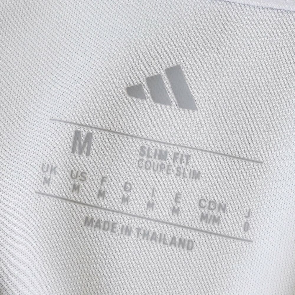 Close-up of the inside label on the Manchester United Away 2025/26 Fan Version jersey, showing size and fit details.