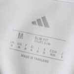 Close-up of the inside label on the Manchester United Away 2025/26 Fan Version jersey, showing size and fit details.