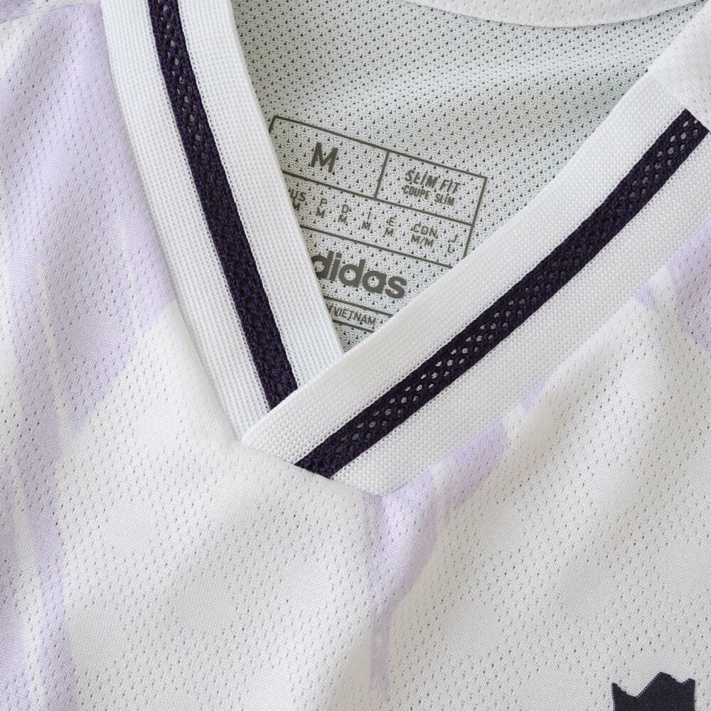 Close-up of the Manchester United 2025/26 away player version jersey collar and size label.
