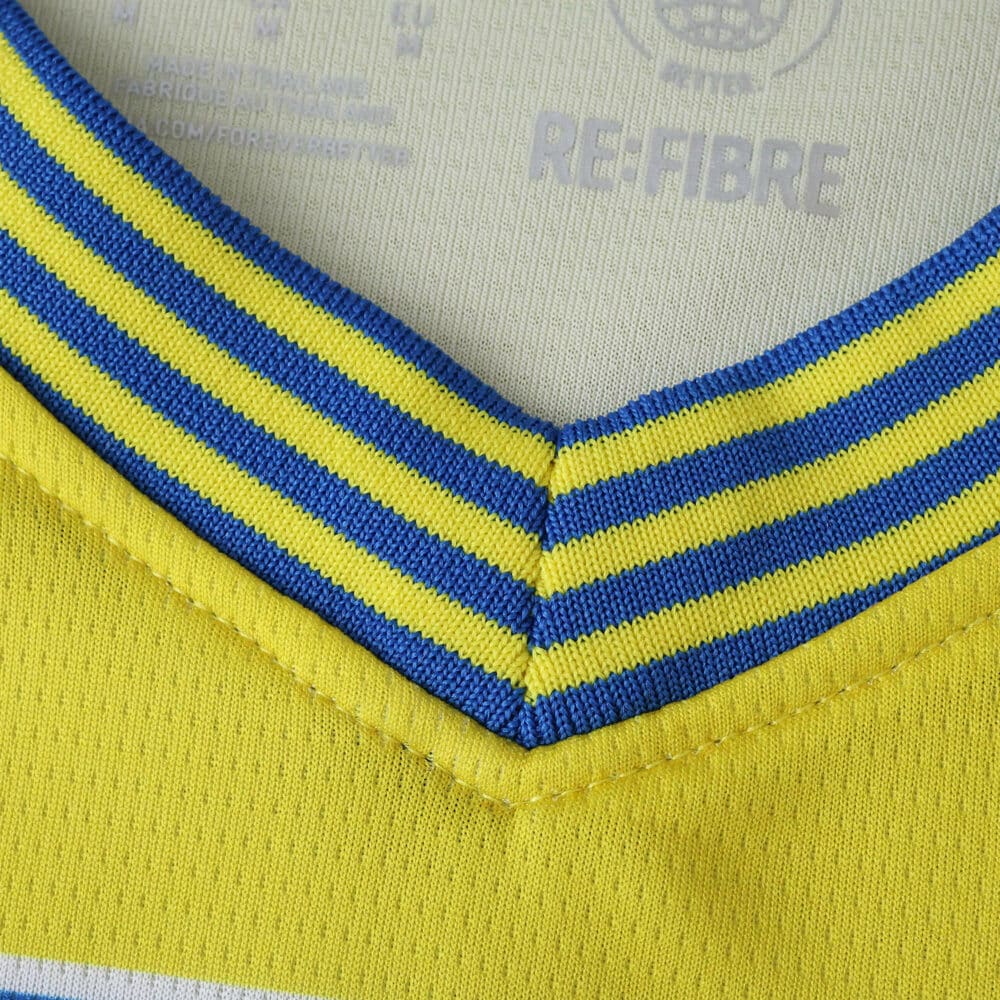 Close-up of the Parma Away 2025/26 Fan Version jersey collar, featuring yellow and blue stripes.