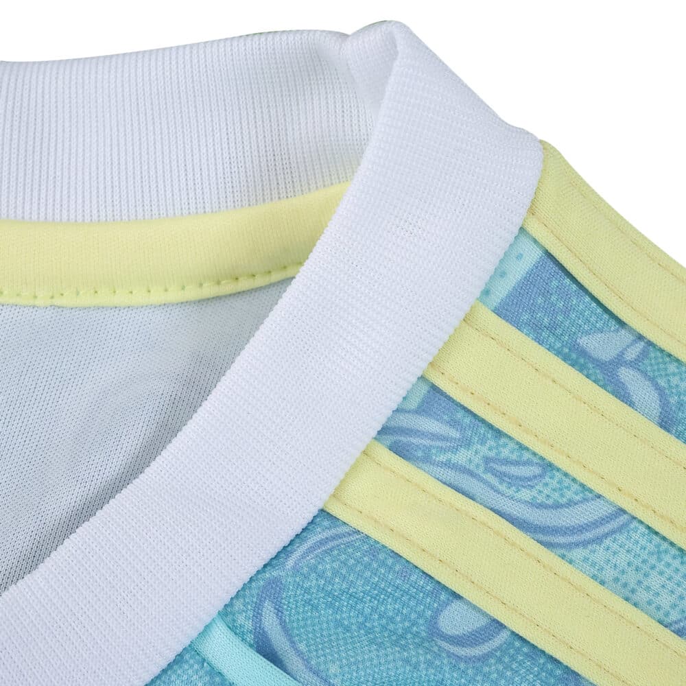 Close-up of Juventus Away 2025/26 Fan Version jersey collar with white trim and yellow accents.