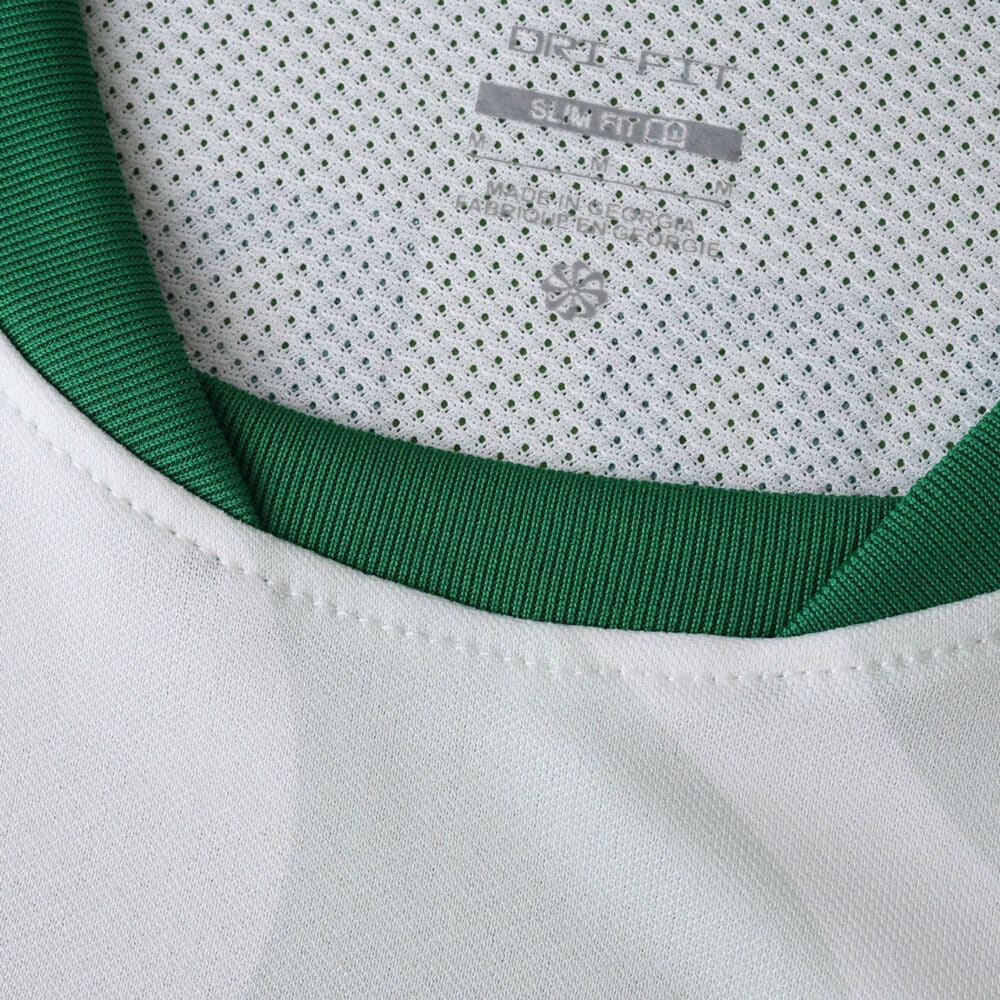Close-up of the Sporting CP 2025/26 Away Fan Version jersey collar with green inner lining.