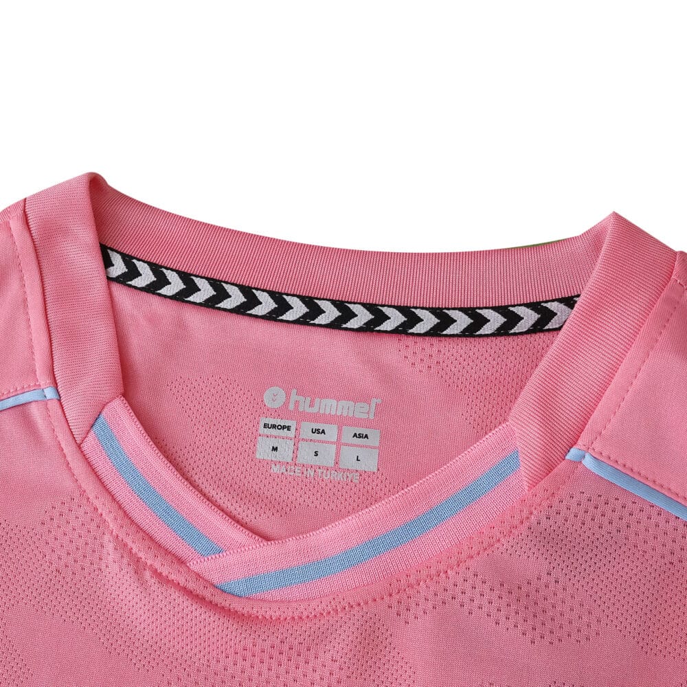 Close-up of Celta Vigo Third 2025/26 Fan Version jersey collar in pink with light blue accents.