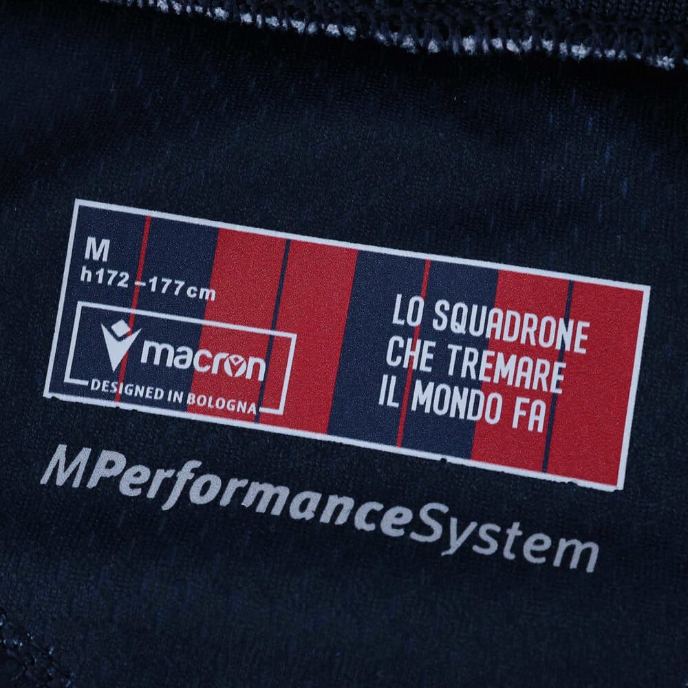 Product tag for Bologna Home 2025/26 Fan Version, Macron branding, size M, slogan in Italian.