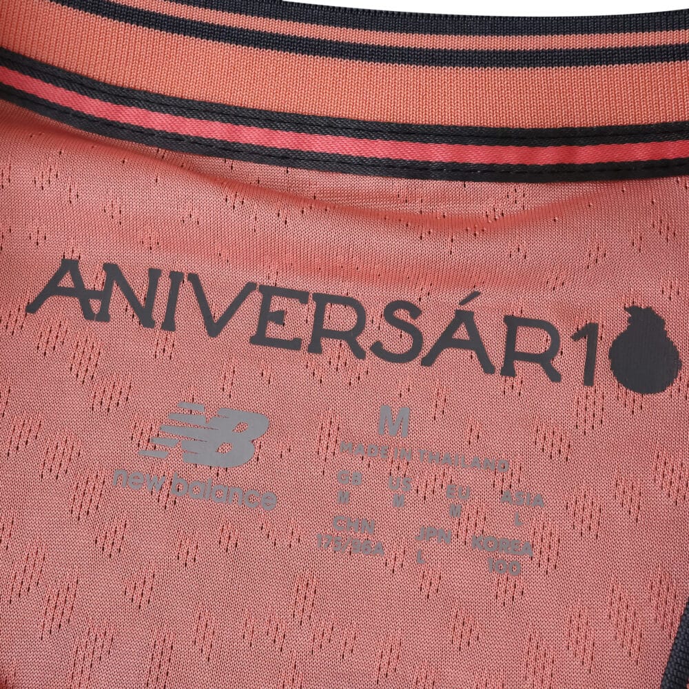 Close-up of the FC Porto Away 2025/26 Player Version jersey collar with "ANIVERSÁRIO" text and logos.